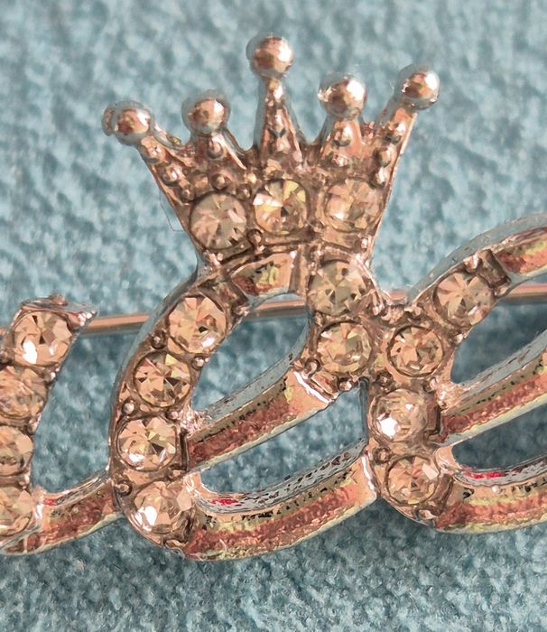 Broszka przypinka Queen srebrna