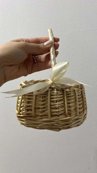 Cesta de flor com pétalas