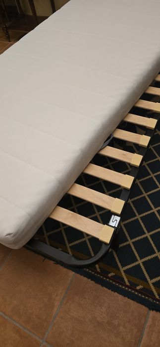 Cama com colchão do Ikea de 90x200.