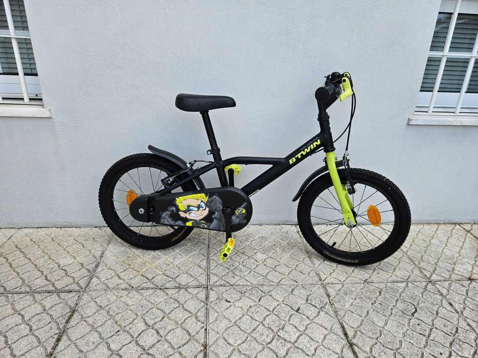 Bicicleta Btwin 500 Dark Hero 4 - 6 anos c/ rodinhas incluídas