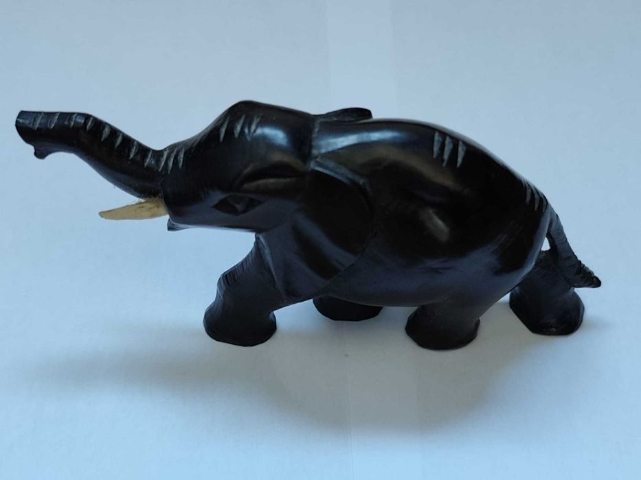Elefante feito em pau preto3.1