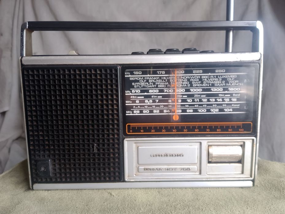 Rádio portátil antigo