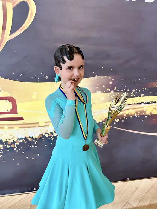 Продам рейтингову сукню, переможний бейсик у відмінному стані