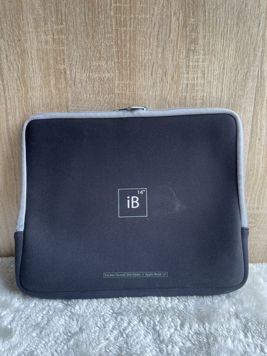 Czarne etui 14-calowego Apple iBook.