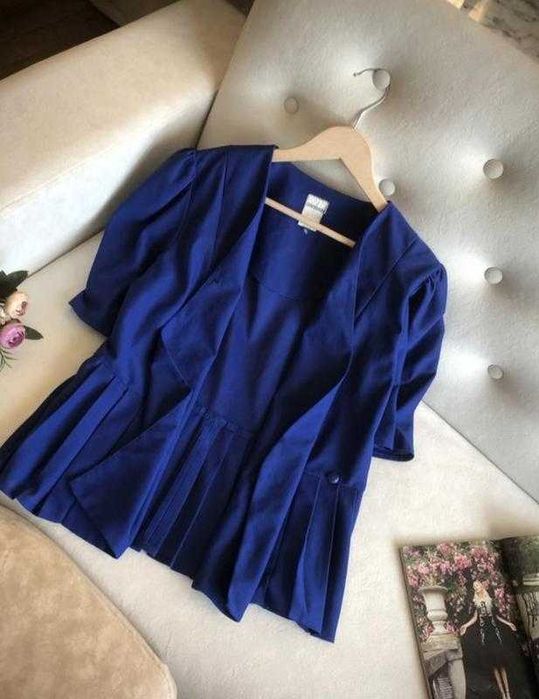 Елегантна блузка-жакет з баскою