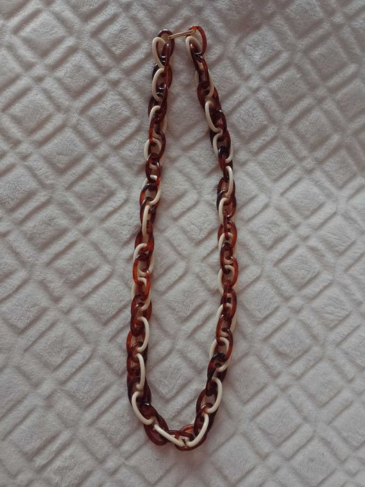 Długie, Bogato zdobione korale z Londynu, naszyjnik