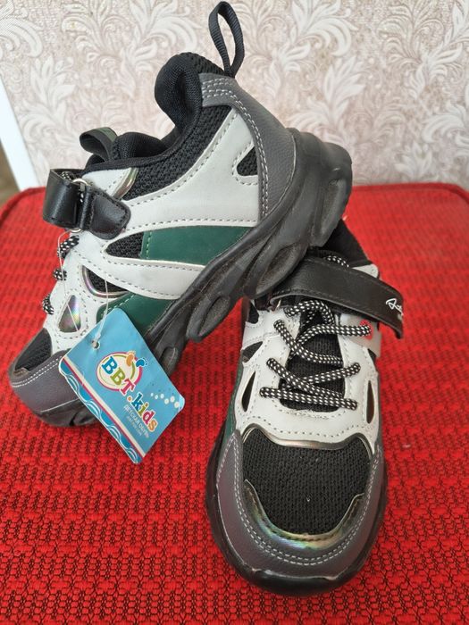 Новые кроссовки (стелька 18,5 см)