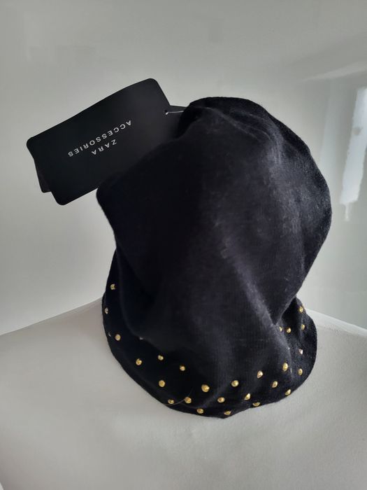 Czapka Zara ozdobiona złotymi ćwikami