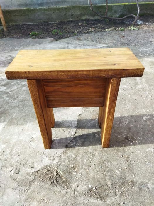 Табуретка-ослінчик