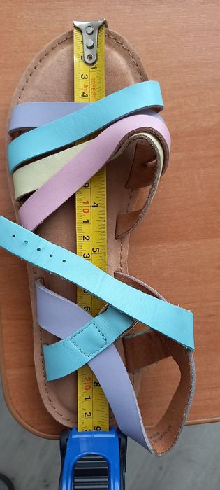 Босоножки на девочку. По устилке 22.5см. Одевали пару раз.