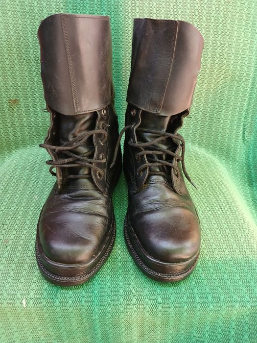 Кирзові чоботи , берці.