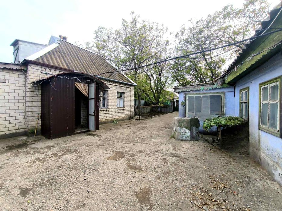 Продається два будинки в центрі с.Великий Дальник