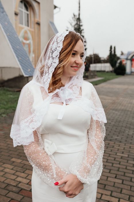 Біла сукня з блискітками