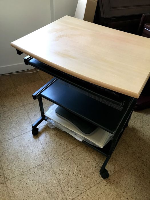 Útil secretária para computador com duas prateleiras deslizantes