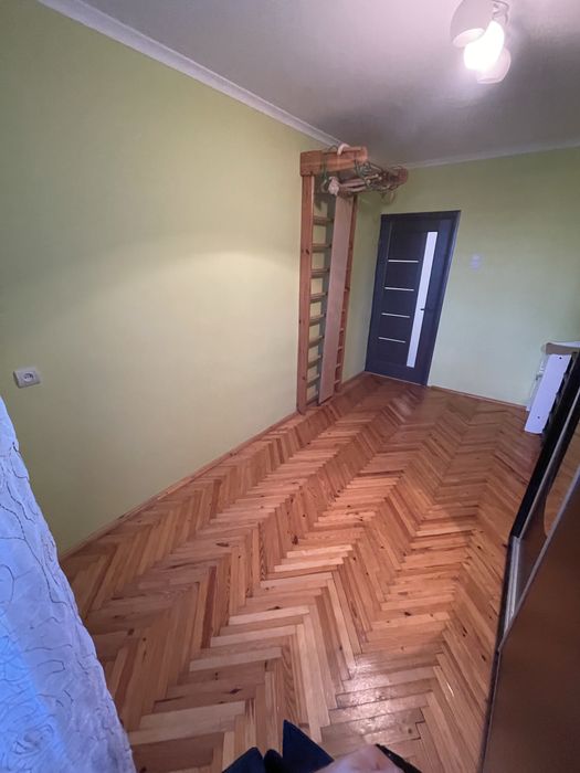 4-кімнатна квартира в центрі міста Виноградів. Третій поверх. 82 кв.м