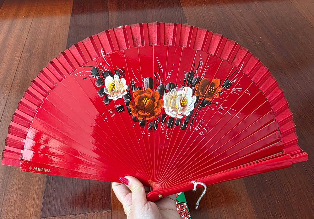 Leque vermelho com padrão floral