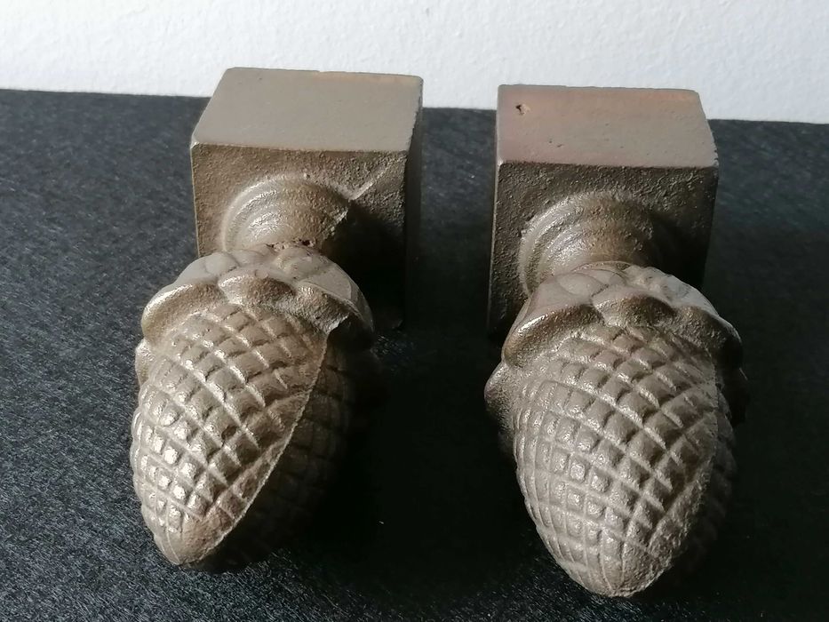 Conjunto de 2 pinhas em ferro fundido