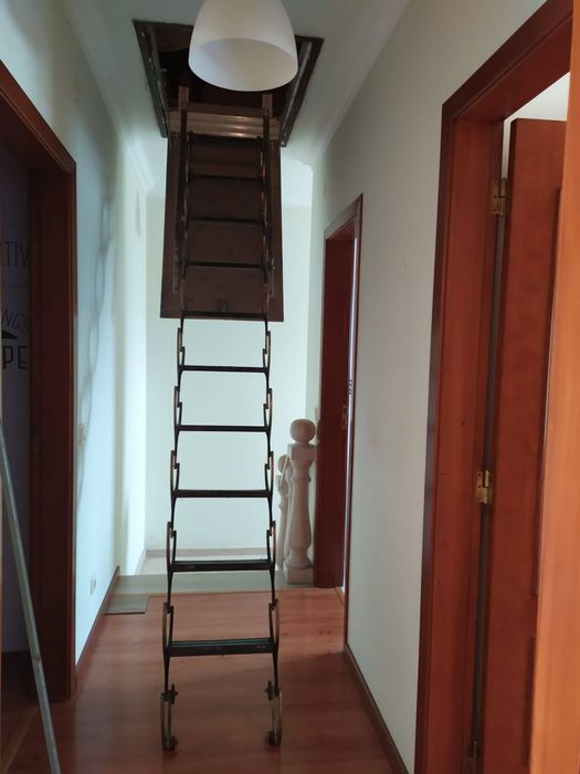 Escada para sótão articulada metálica