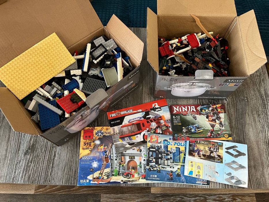 LEGO — деталі з кількох наборів + інструкції