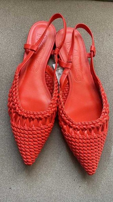 Червоні туфлі босоніжки слінгбеки mango