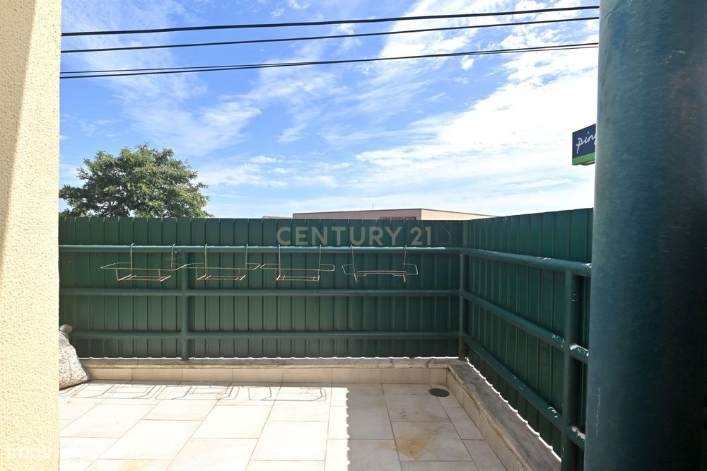 Apartamento T2 com garagem à venda no Arneiro freguesia de Carcavelos