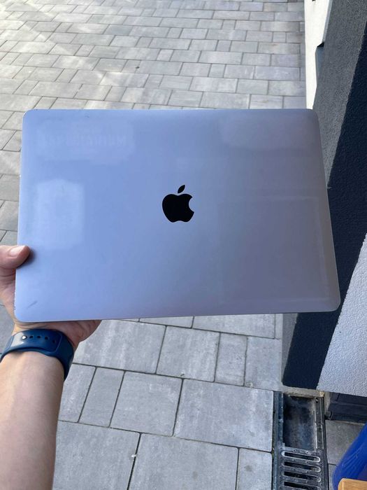 Тонкий та елегантний ноутбук Apple MacBook Air (A2179) у чудовому робочому стані.