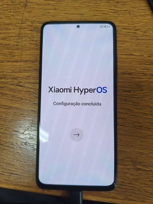 Vendo Poco X4 Pro 5G com 256GB de armazenamento e 8GB de RAM. O smartphone destaca-se pelo ecrã AMOLED de 6.67 polegadas