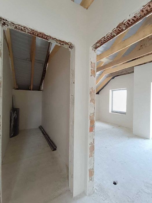 Продається особняк з прямокутною ділянкою, всі комунікації міські.