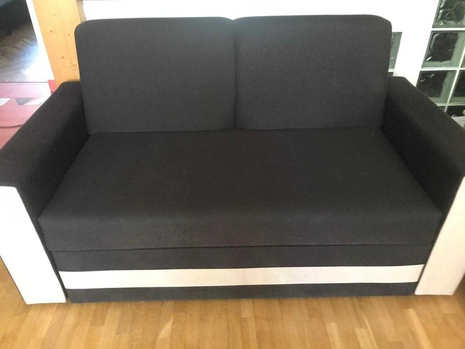 Sofa brązowa z beżowymi dodatkami, wygodna i solidna ze skrzynią