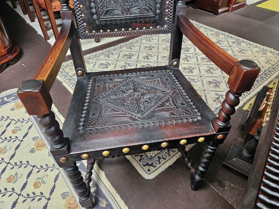 Cadeirão antigo m madeira e couro - óptimo estado geral