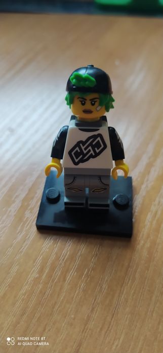 LEGO Минифигурка Лонгбордист Серия 27 оригинал 71048