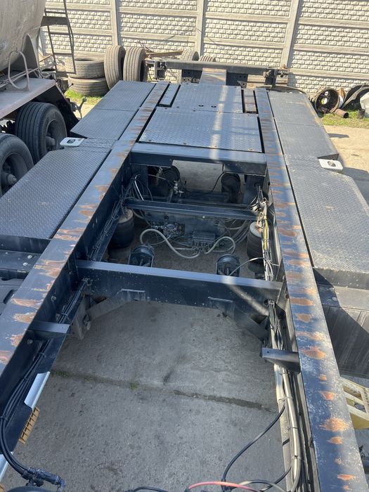 Напівпричіп контейноровоз