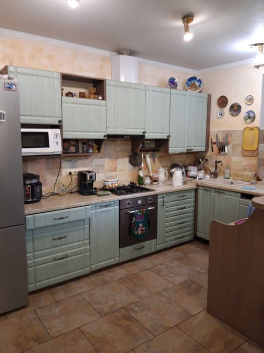 Продам двоповерховий будинок  230 мкв  з виходом до лісу по вул. Хрещатик.