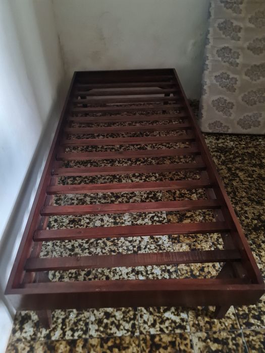 Cama de madeira solteiro