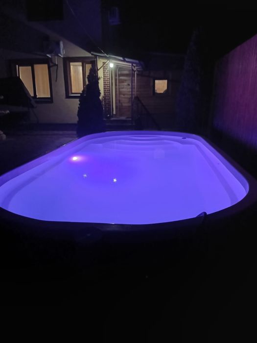 Великий будинок, лазня , басейн.