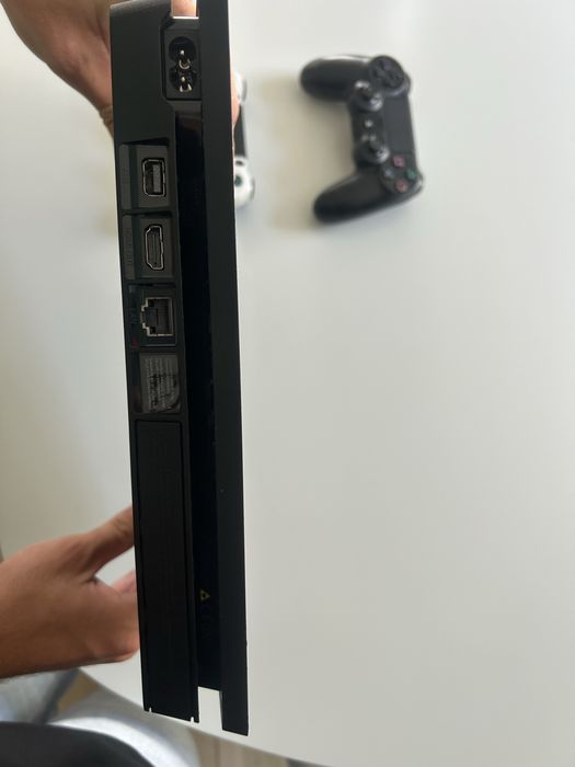 Ps4 com 2 comandos e jogos