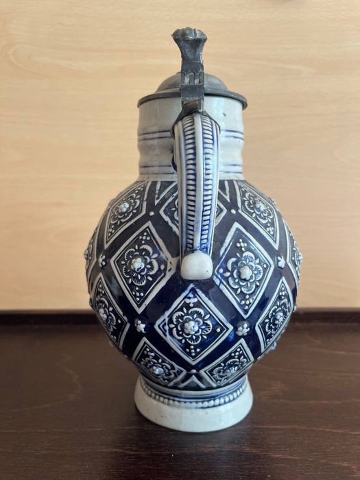 Piękny dzban zdobiony
