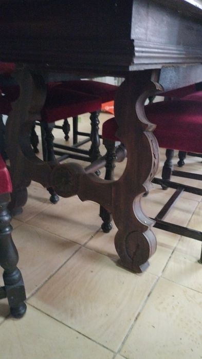 Mesa de sala com 8 cadeiras (bom  estado )