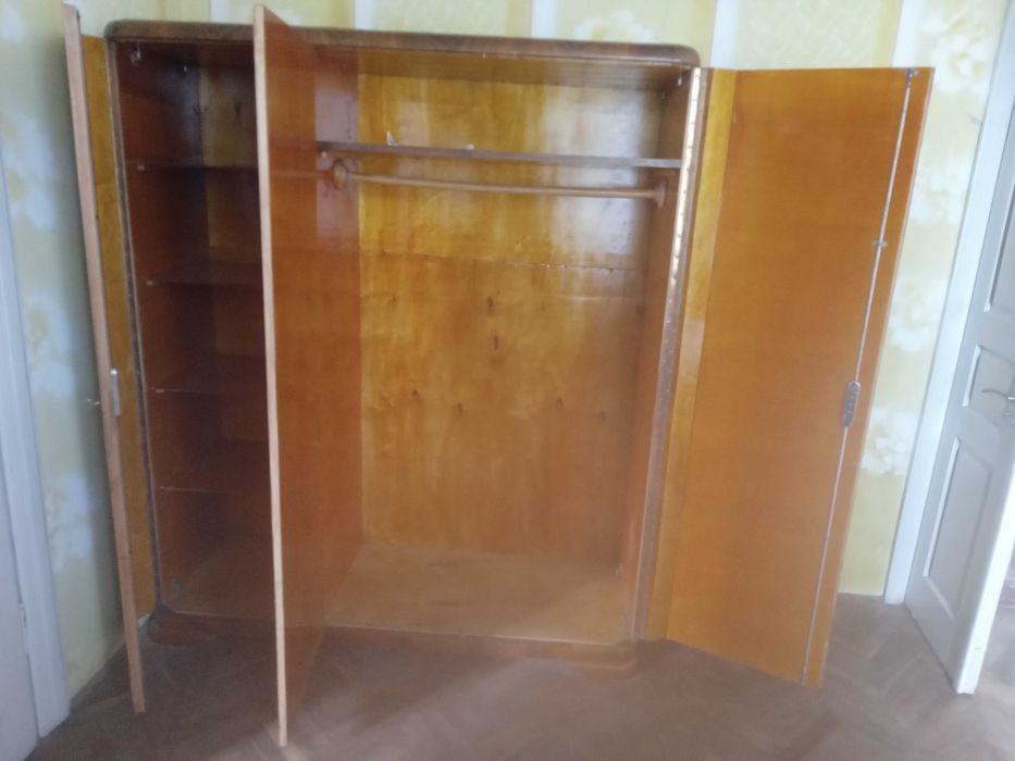 Мебліі: шафа, ліжко з тумбочкамм, стіл, крісла