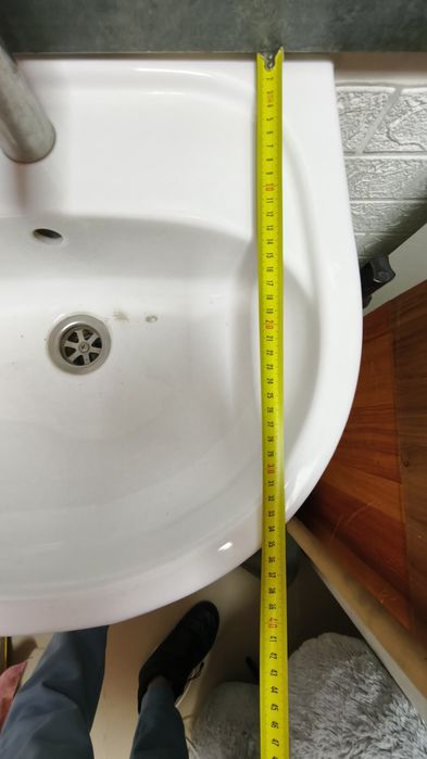 Раковина з тумбою за змішувачем