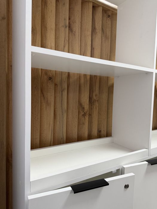 Шафа з тумбами, акцентна рожева стінка