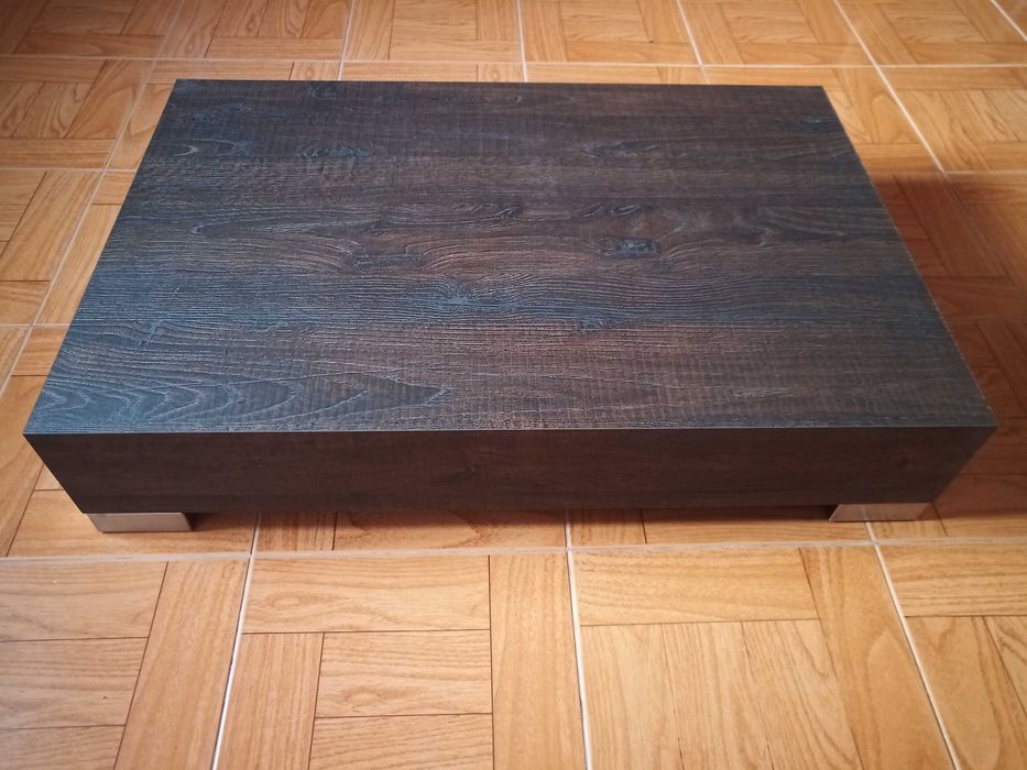 Mesa castanha muito gira