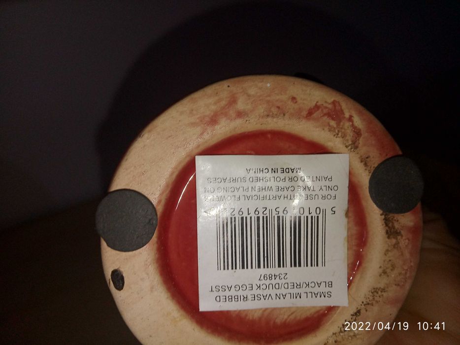 piękny czerwony prążkowany wazon