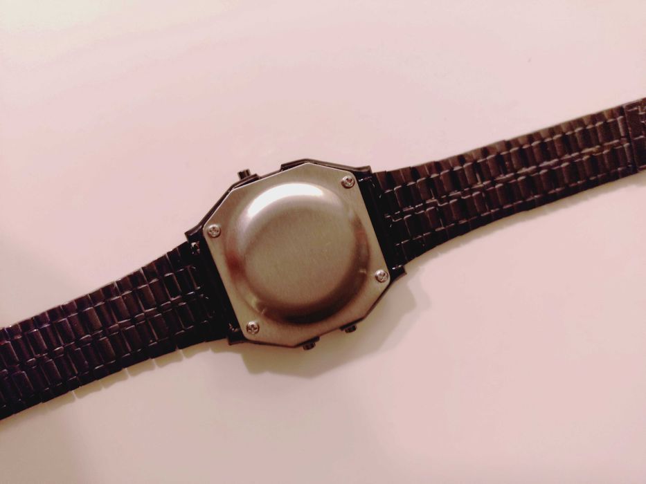 Zegarek cyfrowy w stylu retro.