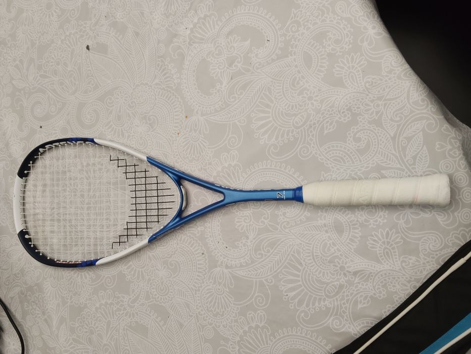Raquete de squash e 3 bolas