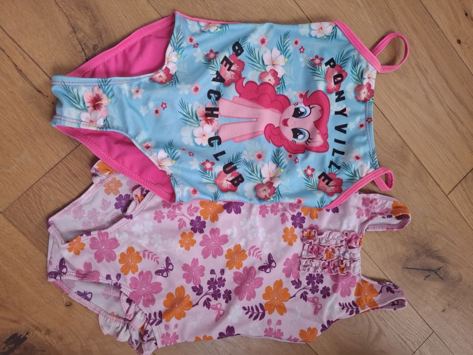 Dwa stroje kąpielowe 92