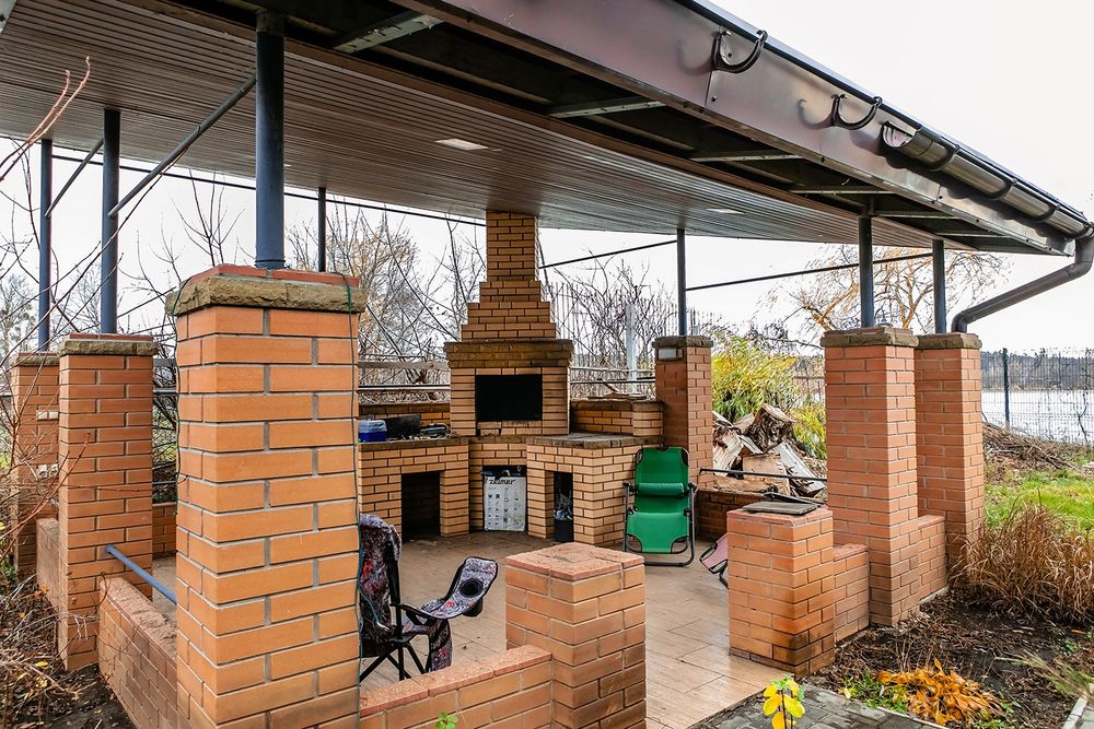 Продам котедж в Безлюдівці з виходом на  озеро і спортивним полем