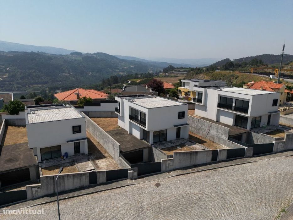 Moradias em Amarante V3 próximo do centro  -  Excelente Oportunidade