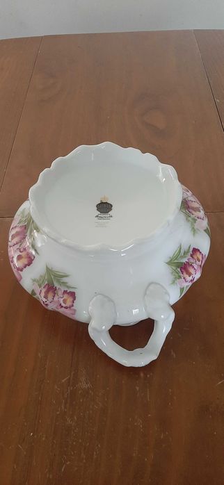 Terrina média de decoração em louça colorida com tampa.