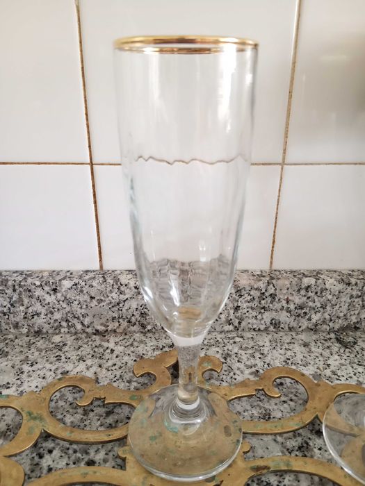 Set 6 copos champanhe risca dourada.